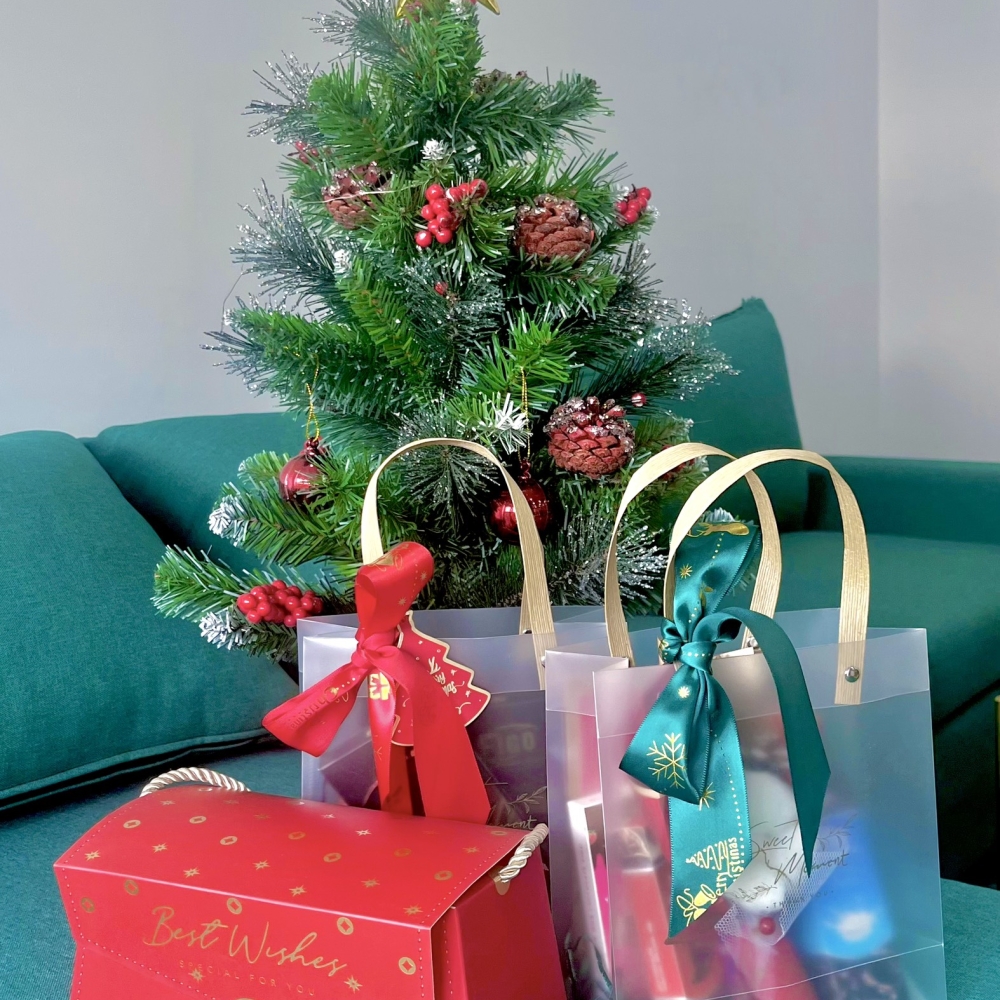 Set quà Giáng sinh doanh nghiệp, đồng nghiệp FIGO, thiệp nơ, hoa theo yêu cầu