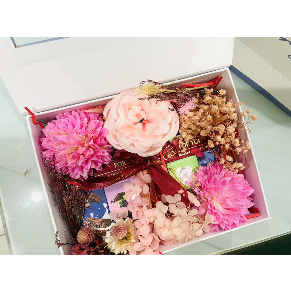 Set quà tặng Hồng Dịu Dàng FIGO ( 5 Chocolate 20g + hoa, thiệp, túi quà )