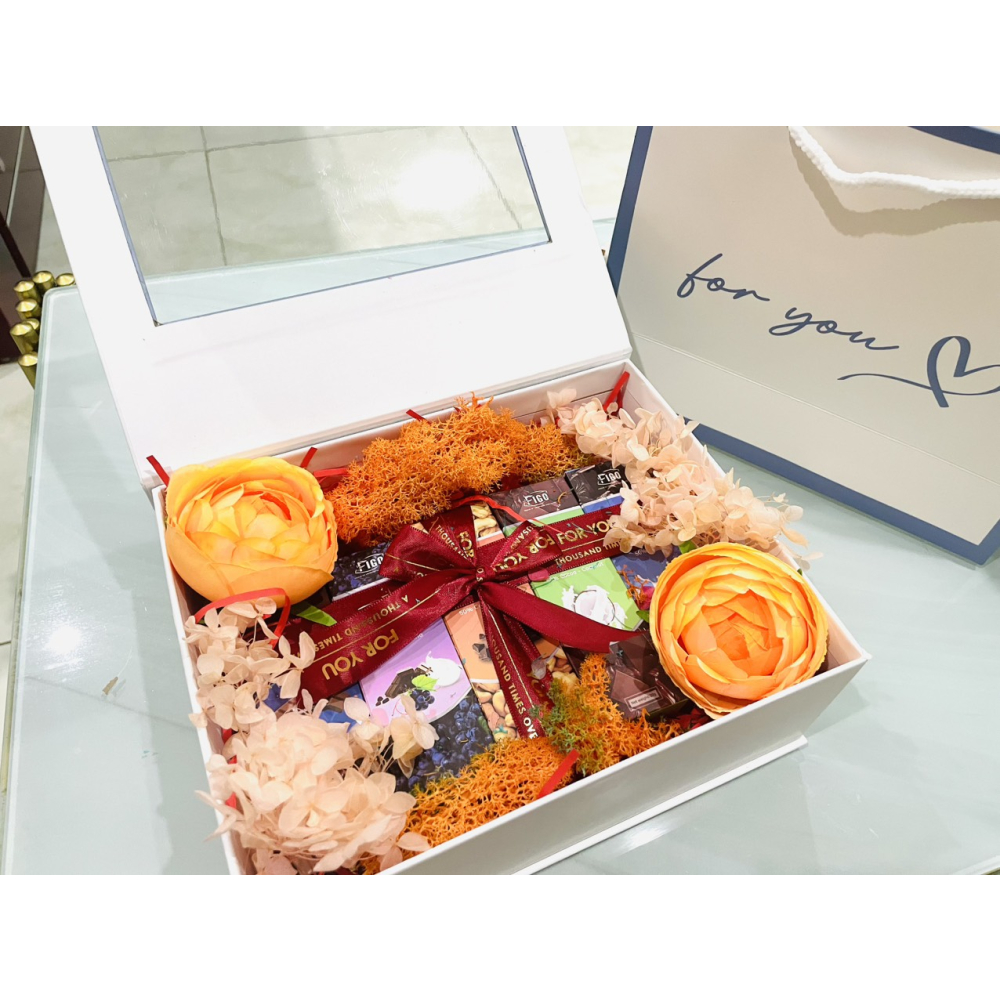 Set quà tặng Cam Nồng nhiệt FIGO ( 5 Chocolate 20g + hoa, thiệp, túi quà )