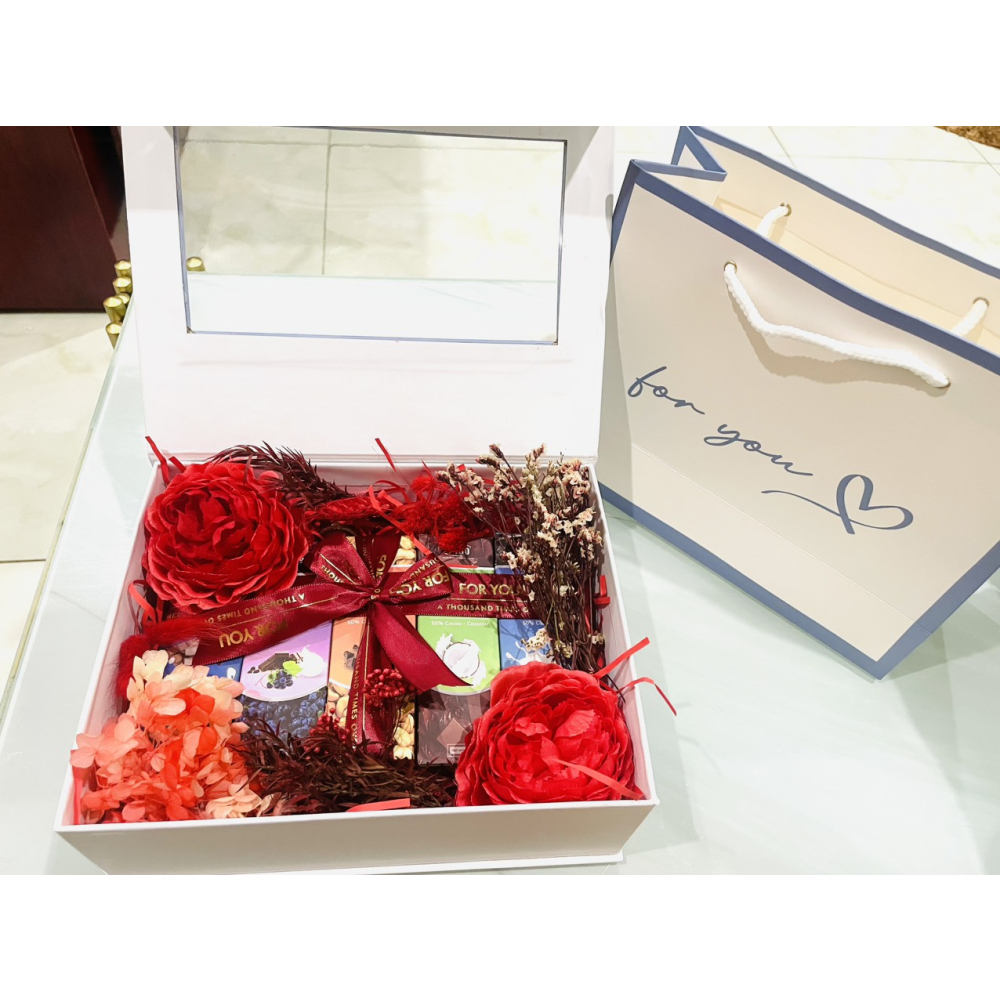 Set quà tặng Đỏ Nồng Nàn FIGO ( 5 Chocolate 20g + hoa, thiệp, túi quà )
