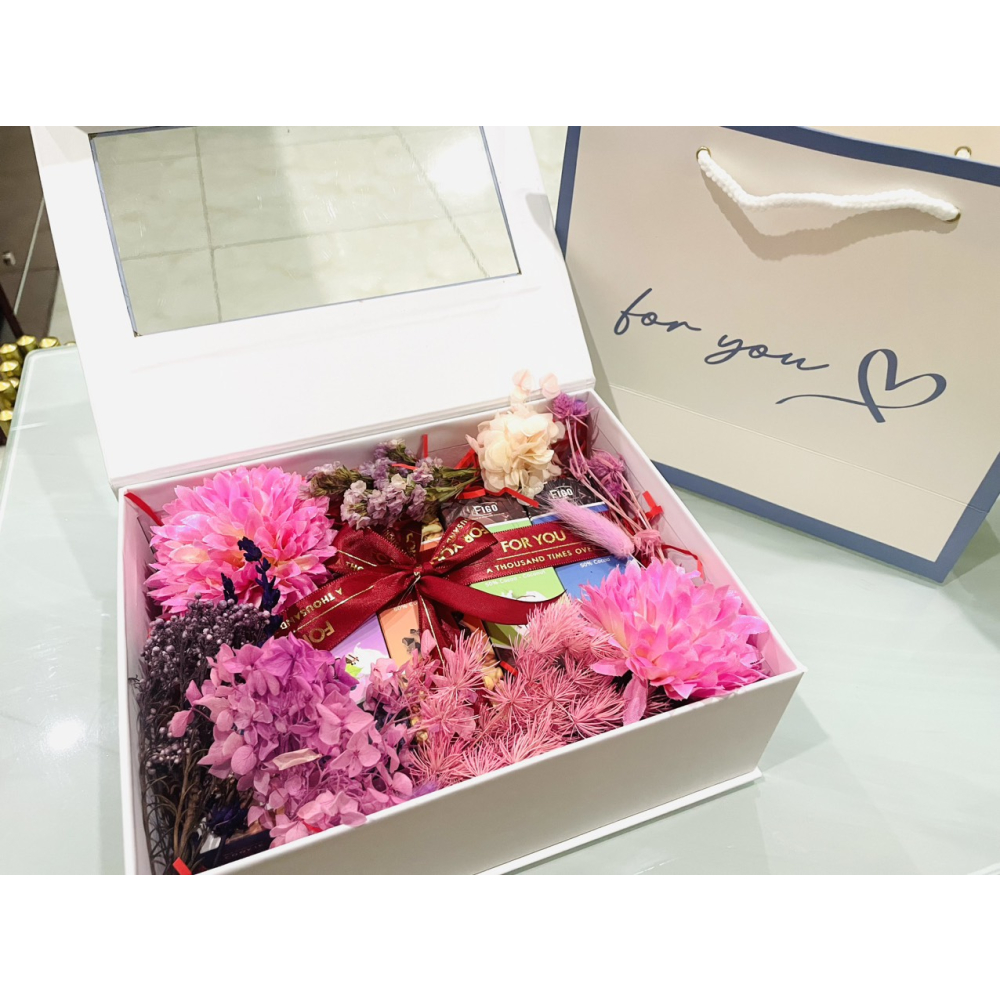 Set quà tặng Hồng Đáng yêu FIGO ( 5 Chocolate 20g + hoa, thiệp, túi quà )
